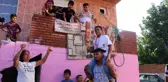 Balıkesir'de kürsüye çıkan Edirneli minik pehlivan, mahallesinde davul zurnayla karşılandı