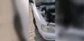 Otomobilin motor kısmında sıkışan kediyi itfaiye kurtardı