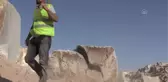 Dev kayaları bilek gücüyle kıran işçi ekmeğini 