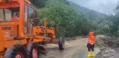 KASTAMONU - Heyelan nedeniyle Kastamonu-Bozkurt kara yolunda ulaşım kontrollü sağlanıyor (2)