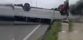 OTOMOBİLLE ÇARPIŞAN MİNİBÜS DEVRİLDİ: 4 YARALI