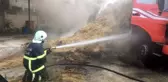 Park halindeki kamyonun kasasındaki samanlar yandı