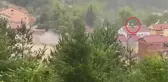Sinop'ta bir ev sele kapılarak yıkıldı, çevredeki vatandaşlar çatılara çıkıp yardım istedi