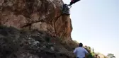 KARA YOLU İÇİN TEHLİKE OLUŞTURAN KAYA, BASINÇLI SU YASTIĞI SİSTEMİYLE PARÇALANDI