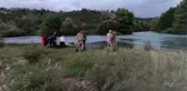 Çayın ortasında mahsur kalan 2 arkadaşı itfaiye botla kurtardı