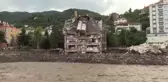Son dakika haber... KASTAMONU - Sel nedeniyle yıkılan binanın altından yakınlarının sağ çıkmasını bekliyorlar