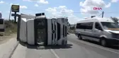 ARNAVUTKÖY'DE AYAKKABI YÜKLÜ TIR DEVRİLDİ