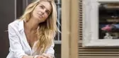 Burcu Esmersoy'un elindeki gizemli hediye gözlerden kaçmadı
