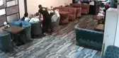 Yabancı uyruklu kadınları gasp etmeye çalışan baba ve oğul dehşet saçtı...O anlar kameralara yansıdı