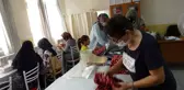 Öğretmen ve öğrenciler yangın mağdurlarının yaralarını sarıyor