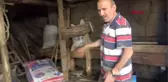 SELDEN KUCAĞINDA TAŞIYARAK KURTARDIRDIĞI BUZAĞISINI BİBERONLA BESLİYOR