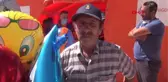 BALON SATICISI, SATMAK İÇİN ALDIĞI AYAKKABILARI BAĞIŞLADI