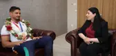 Milli güreşçi Taha Akgül, afetzedeleri unutmadı