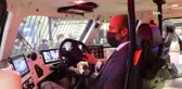 Bu zırhlı araç hem düz hem de yan yan gidiyor