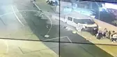 Kontrolden çıkan kamyonet otobüs durağına daldı! O anlar saniye saniye kamerada