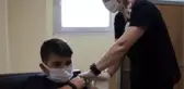 12 YAŞINDAKİ AHMET, KORONAVİRÜS AŞISI OLDU