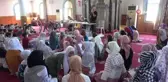21 yıldır camideki Kur'an kursuna gelen çocuklara hediyeler dağıtıyor