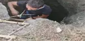 ARNAVUTKÖY'DE FOTOĞRAF ÇEKEYİM DERKEN DEFİNECİLERİN KAZDIĞI KUYUYA DÜŞTÜ