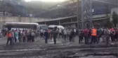 SOMA'DA MADENCİLER SERVİS ARAÇLARININ YOLUNU KESİP EYLEM YAPTI