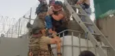 Son dakika! Türk askeri Kabil'deki kargaşada annesinden ayrı düşen Hadiya bebeğe şefkat elini uzattı
