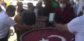 Yüksekova Kaymakamı Doğramacı, vatandaşlara aşure dağıttı