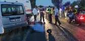 Düğüne gidenlerin bulunduğu araca çarpan motosiklet sürücüsü hayatını kaybetti