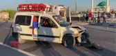 Hafif ticari araç ile otomobil çarpıştı: 5 yaralı