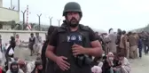 Kabil'de binlerce Afgan, havalimanı kapılarındaki barikatların ardında 