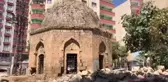 Artuklular döneminden kalan tarihi kümbetin restorasyonu sırasında 3 mezar bulundu