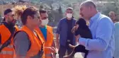 Bakan Soylu, anne köpeğin ekipleri yönlendirmesi sonucu kurtarılan köpeğe 