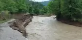KASTAMONU - Selde ağaca çıkan kişi, babasını da kemeriyle çekip kurtardı