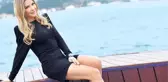 Plajda mavi bikinisiyle duş alan Ivana Sert tüm bakışları üzerine topladı