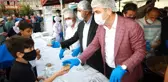 Gaziosmanpaşa Belediyesi vatandaşlara 3 ton aşure dağıttı