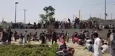 Kabil'i terk etmek isteyen Afganistanlıların havalimanı kapılarındaki bekleyişi sürüyor