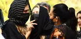 Koronavirüsten annesini kaybeden oyuncu Emine Ün cenazede sakinleştirilemedi