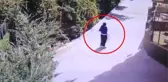 Haltercileri aratmayan kadın hırsız! Düştü kalktı yine de çelik kasayı çalmayı başardı