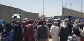 Kabil Havalimanı çevresinde, tahliye umuduyla bekleyiş sürüyor