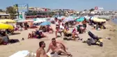 Artan korona virüs vakalarına rağmen Altınkum Plajı tıklım tıklım