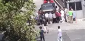 GAZİOSMANPAŞA'DA ÇEKİCİNİN ALTINDA KALAN KADINI MAHALLELİ VE İTFAİYE KURTARDI