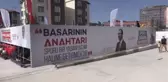 Gençler yüzmeyi portatif havuzda öğreniyor