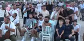 SPOR KAPIKULE'DE ÇIKIŞ İÇİN SIRA BEKLEYEN GURBETÇİLER, DEV EKRANDAN MAÇ İZLEDİ