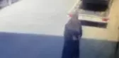 MAHALLELİ VE İTFAİYE KURTARMIŞTI; ÇEKİCİNİN KADINA ÇARPTIĞI GÖRÜNTÜLER ORTAYA ÇIKTI
