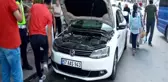 Sahibinin elindeki taşıma çantasından kaçan kediyi yakalama çabaları filmleri aratmadı