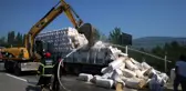 Seyir halindeyken tırdaki saman balyaları yandı
