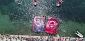 Bayrağı gören dalgalandırmak için denize atladı