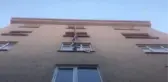Çarşafları bağlayıp 5. kattaki evlerinin camından inmeye çalışan genç kız düşerek yaralandı