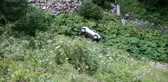 Otomobille 25 metrelik uçuruma yuvarlanan çift ölümden döndü: 1 yaralı