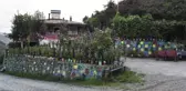 Atık malzemeleri değerlendirerek süslediği bahçesiyle doğal ortam hayalini gerçeğe dönüştürdü