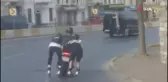 Patenli gençler canlarını hiçe sayarak motosiklet arkasında yolculuk yaptı
