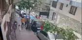 Son dakika haber... BAĞCILAR'DA HALI ELEKTRİK KABLOLARININ ÜZERİNE DÜŞTÜ; 5 KİŞİ SANİYELERLE ÖLÜMDEN DÖNDÜ